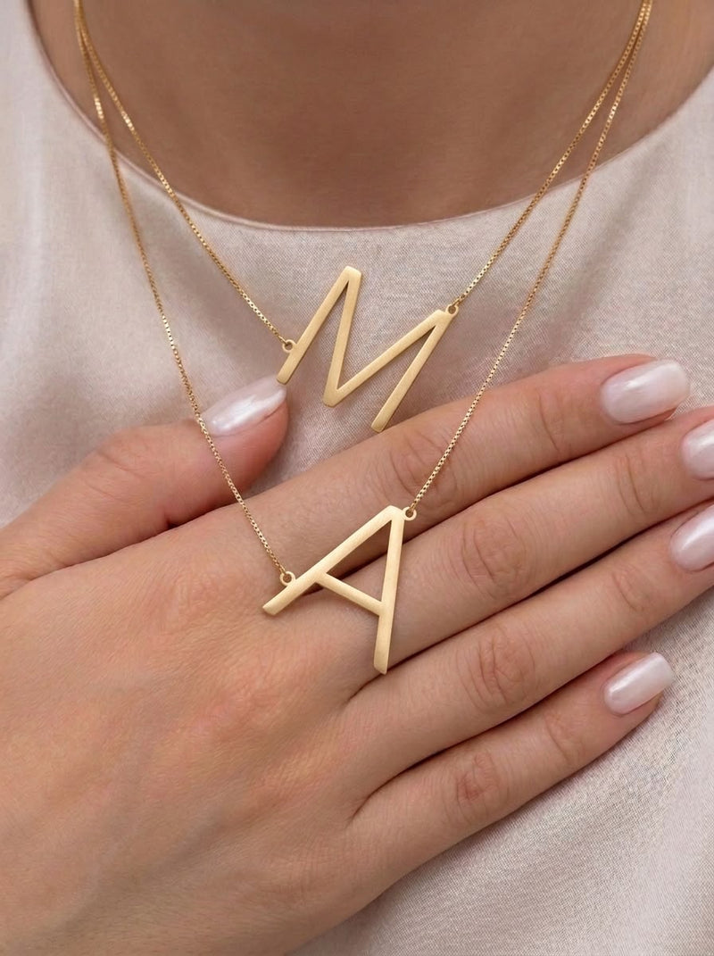Colar com Letra Inicial Grande Banhado a Ouro 18K e Prata 925