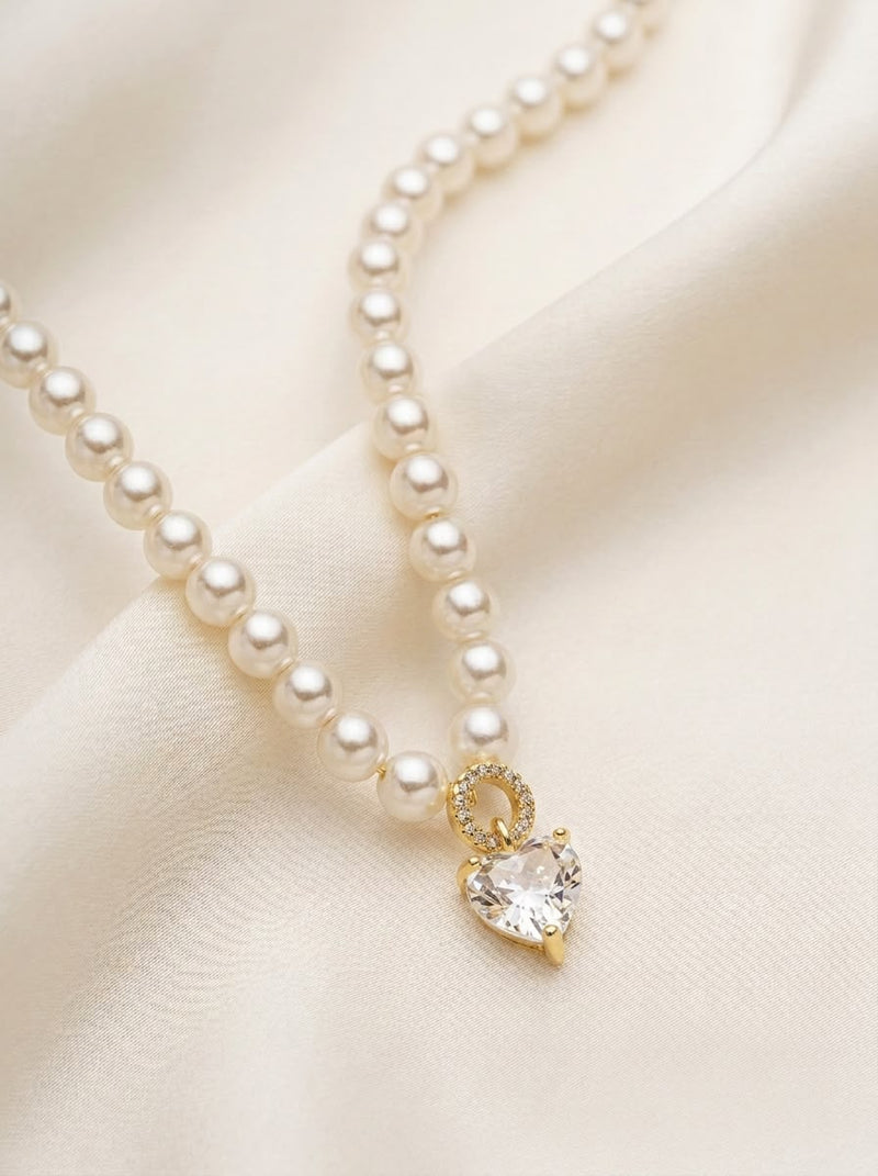 Colar Choker de Pérolas com Coração de Cristal